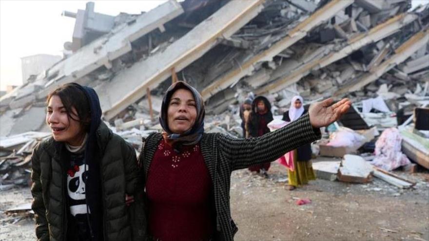 Mujeres lloran cerca de los escombros tras un terremoto en la provincia de Hatay, sureste de Turquía, 7 de febrero de 2023. (Foto: Reuters)