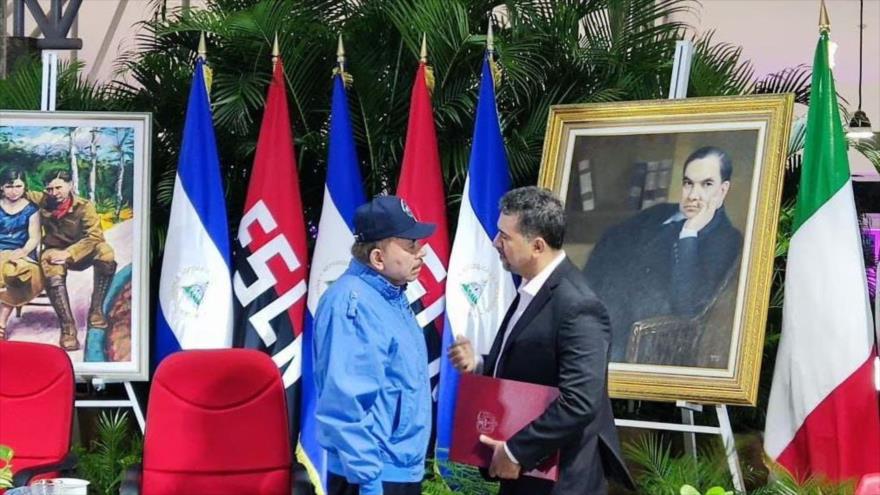Presidente nicaragüense, Daniel Ortega (Izq.) junto con el embajador de Colombia en Nicaragua, León Fredy Muñoz, Managua, Nicaragua, 7 de febrero de 2023.
