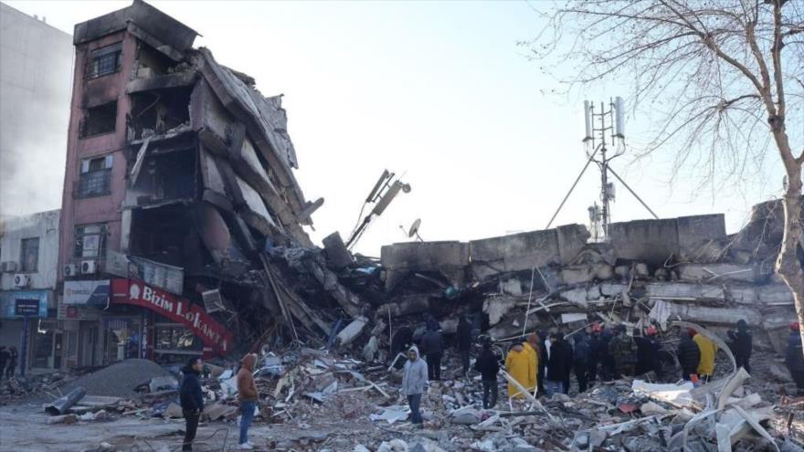 Rescatistas y civiles buscan sobrevivientes bajo los escombros de edificios derrumbados en Kahramanmaras, en el sur de Turquía, 7 de febrero de 2023.