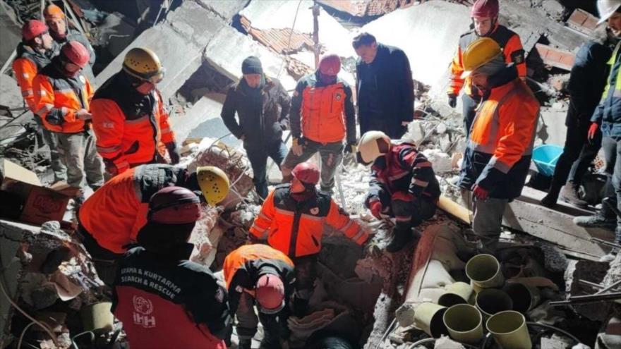 Rescatistas buscan sobrevivientes bajo los escombros luego de un terremoto en Kahramanmaras, Turquía, 7 de febrero de 2023. (Foto: Getty Images)