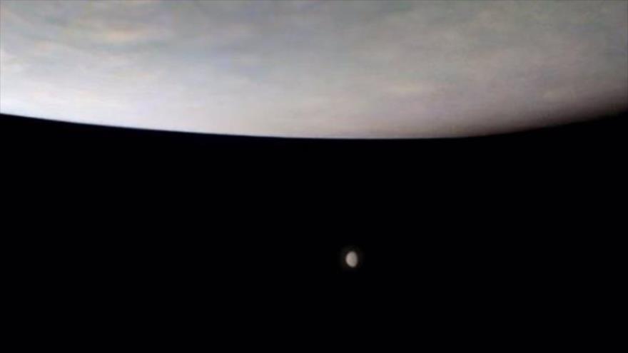 Imagen captada por la sonda Juno de dos grandes lunas en la lejanía debajo de Júpiter. (Foto: NASA)