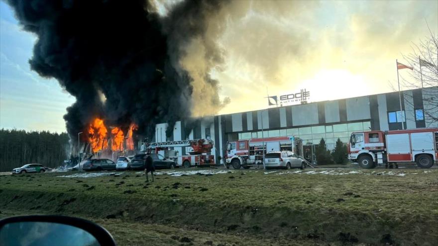 Incendio en la fábrica estadounidense de drones Edge Autonomy en Riga, capital de Letonia, 7 de febrero de 2023.