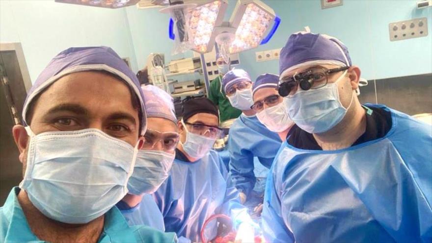 El Dr. Sam Zeraatian-Nejad Davani (1.º desde la derecha) y su equipo durante un procedimiento de “donación después de la muerte total”. 