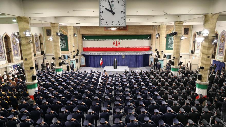 Líder alaba capacidad del Ejército iraní en crear obras asombrosas