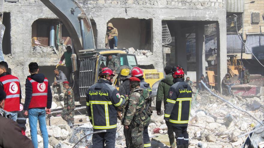 Rescatistas y soldados sirios buscan supervivientes entre los escombros tras el terremoto en Alepo, 8 de febrero de 2023. (Foto: Reuters)