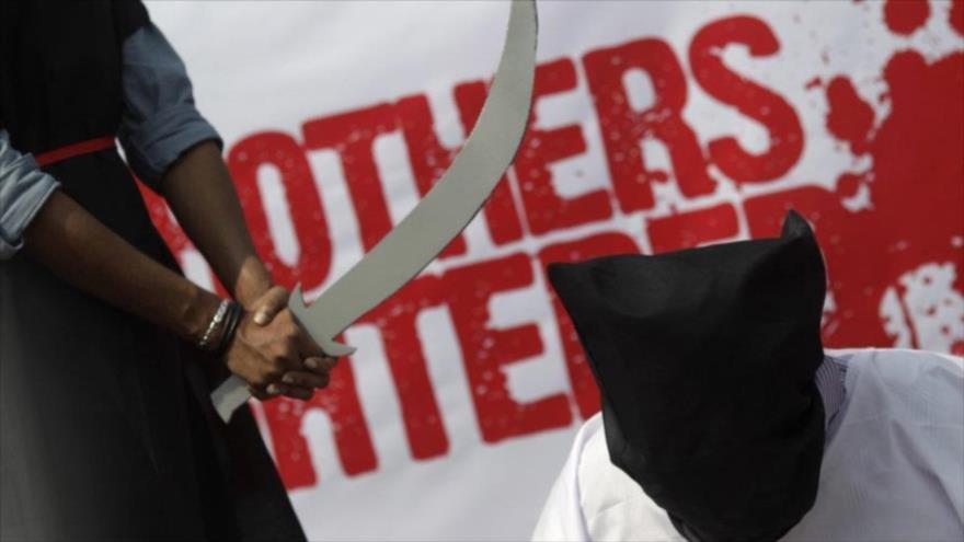 Ejecución simulada en Bangladés en protesta contra la decapitación de 8 trabajadores de este país por Arabia Saudí.
