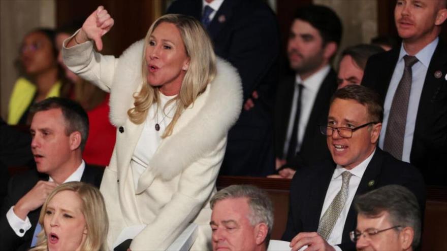 La congresista republicana Marjorie Taylor Greene hace una señal de desaprobación al discurso del presidente Biden en el Congreso de EE.UU., 08 de febrero de 2023.