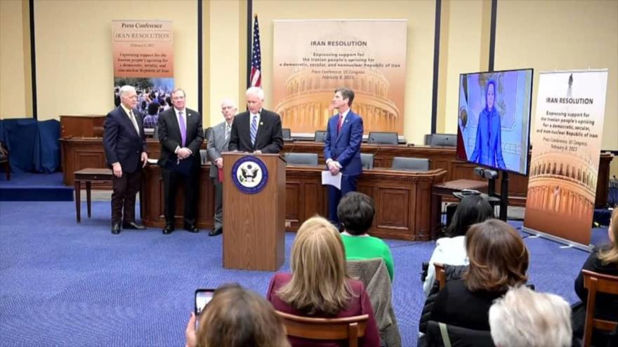 Tom McClintock, un congresista republicano de California, durante una conferencia de prensa, a la que asistió Maryam Rayavi, líder de MKO, vía enlace de vídeo, 8 de febrero de 2023.