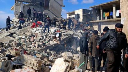 ‘Sirios quedan olvidados, mientras llegan ayudas a Turquía tras sismo’