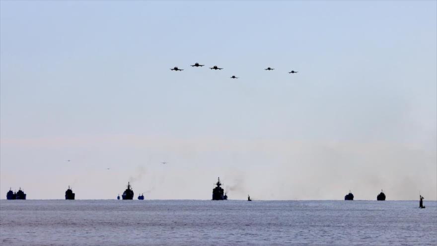 Aviones y buques de combate del Ejército de Irán durante una operación militar.