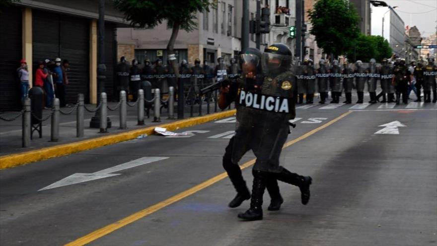 Policías antidisturbios desplegados durante una manifestación en Lima, Perú, 9 de febrero de 2023. (Foto: Getty Images)