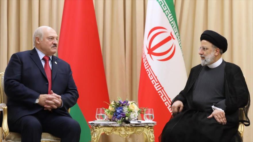 El presidente iraní, Seyed Ebrahim Raisi (dcha.), reunido con su homólogo bielorruso, Alexander Lukashenko.
