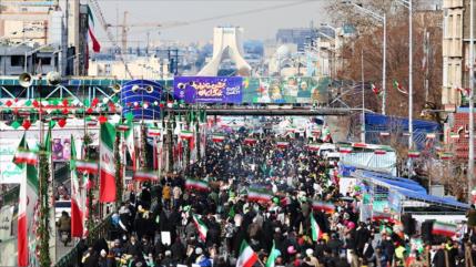 Iraníes salen a las calles para conmemorar su Revolución Islámica