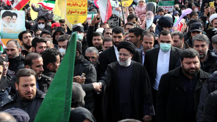El presidente de Irán, Seyed Ebrahim Raisi, (c) participa en la marcha de la conmemoración de la Revolución Islámica, Teherán, 11 de febrero de 2023. (Foto: president.ir)