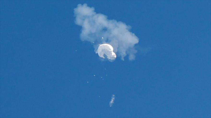 Un caza de Estados Unidos derriba un globo chino derribado el supuesto globo espía chino sobre aguas del océano Atlántico, 4 de febrero de 2023.
