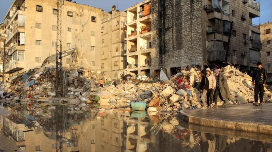 La gente pasa junto a los escombros de los edificios dañados después del terremoto, Alepo, Siria, 7 de febrero de 2023. (Foto: Reuters)