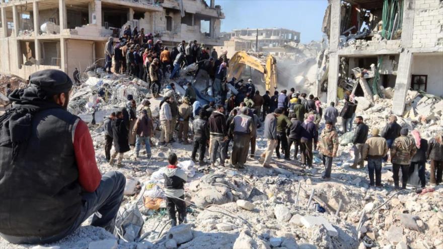 Equipos de rescate buscan sobrevivientes entre los escombros de edificios derrumbados en la ciudad siria de Jindayris, 9 de febrero de 2023. (Foto: AFP)