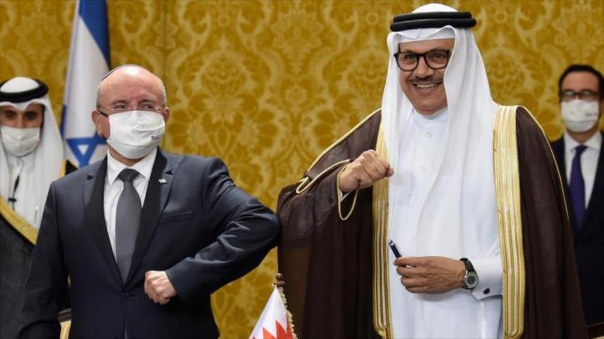 El canciller bareiní, Abdulatif bin Rashin al-Zayani (dcha.), y el jefe de la delegación israelí-estadounidnese, Meir Ben Shabat, en Manama, 18 de octubre de 2020. (Foto: AFP)