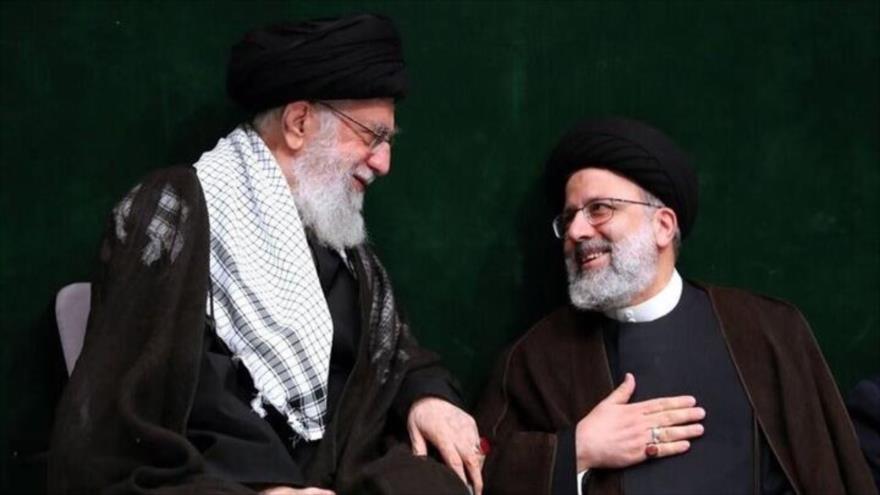 El presidente de Irán, Ebrahim Raisi (drcha.) y el Líder de la Revolución Islámica de Irán, el ayatolá Seyed Ali Jamenei.