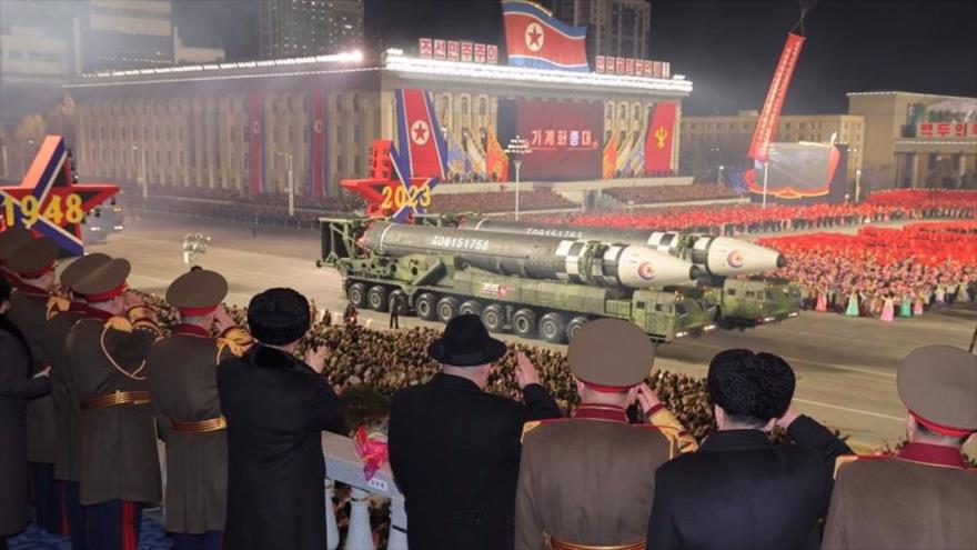 El líder norcoreano, Kim Jong-un, y otras autoridades militares observan misiles exhibidos en un desfile militar en Pyongyang, 8 de febrero de 2023.