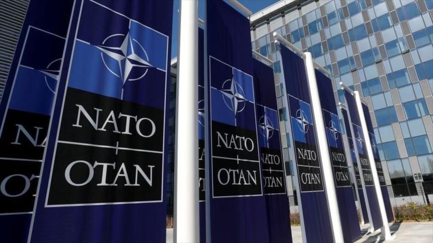 Pancartas con el logotipo de la OTAN en la entrada de su sede en Bruselas, Bélgica. (Foto: Reuters)
