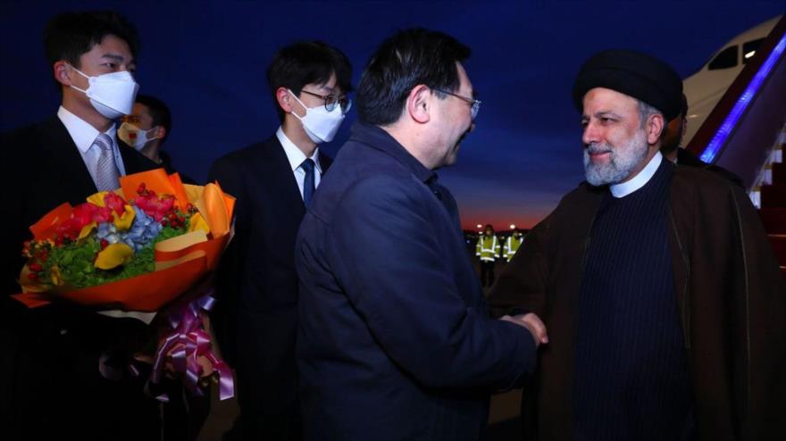 El ministro de Cultura y Turismo de China, Hu Heping, da la bienvenida al presidente de Irán, Seyed Ebrahim Raisi (dcha.), en el Aeropuerto Internacional de Pekín, 14 de febrero de 2023.