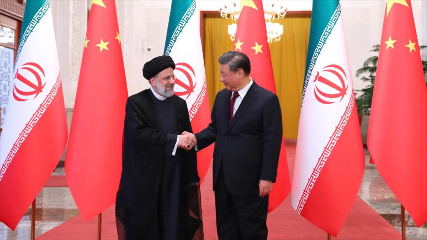 El presidente iraní, Ebrahim Raisi (izda.), le da la mano a su par chino, Xi Jinping, durante una ceremonia de bienvenida en Pekín, 14 de febrero de 2023. (Foto: President.ir)