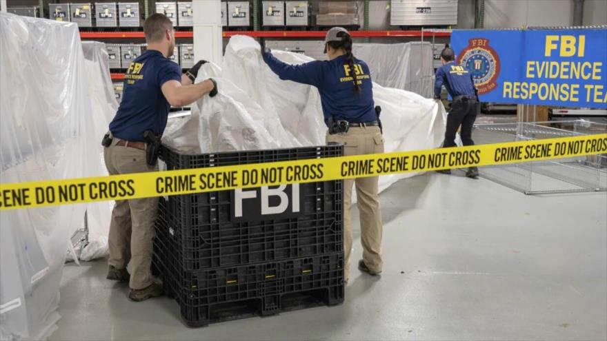 Agentes especiales del FBI procesan material recuperado del globo de gran altitud en un laboratorio en Quantico, Virginia, 9 de febrero de 2023.