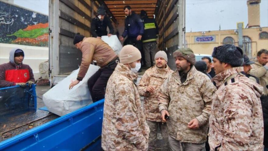 CGRI de Irán participa en tareas de asistencia a los damnificados del terremoto en la ciudad de Joy (noroeste). 