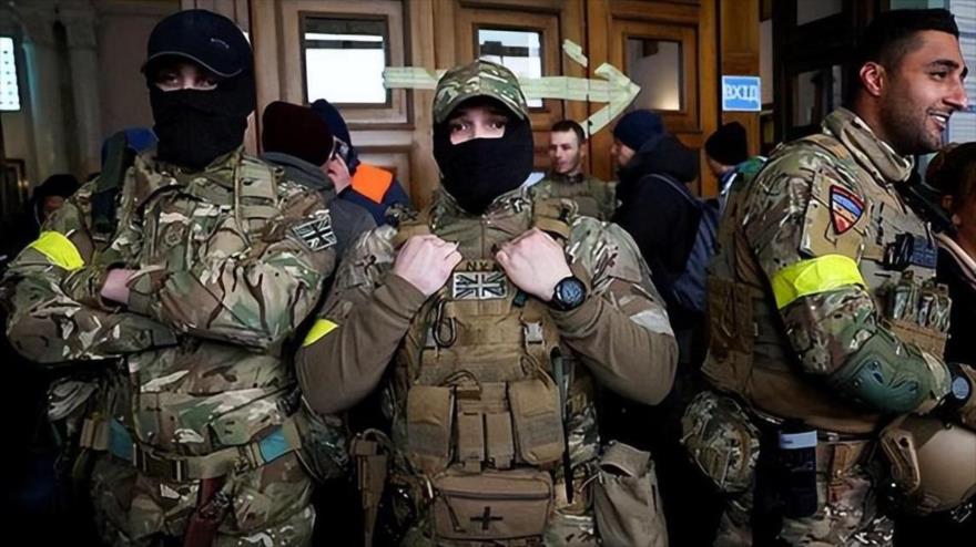 Mercenarios de El Reino Unido en la estación principal de trenes de Lviv, Ucrania, 5 de marzo de 2022. (Foto: Reuters)