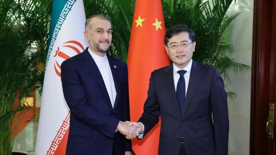 El canciller iraní, Hosein Amir Abdolahian (izda.), y su par chino, Qin Gang, en Pekín, 14 de febrero de 2023. (Foto: Xinhua)