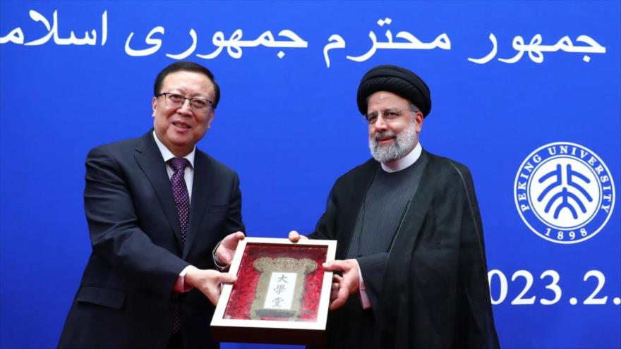 Raisi recibe título de Profesor Honoris Causa de Universidad de Pekín