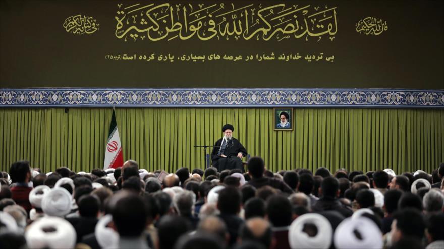 Líder elogia al pueblo iraní por su compromiso con la Revolución Islámica