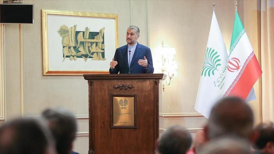 El canciller iraní, Hosein Amir Abdolahian, habla en una conferencia en la sede del Ministerio de Exteriores en Teherán, 23 de enero de 2023. (Foto: FARS)