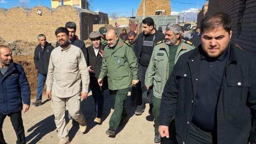 El comandante en jefe del CGRI de Irán (centro) observa de cerca las operaciones de ayuda en zonas afectadas por el sismo en Joy, 17 de febrero de 2023.