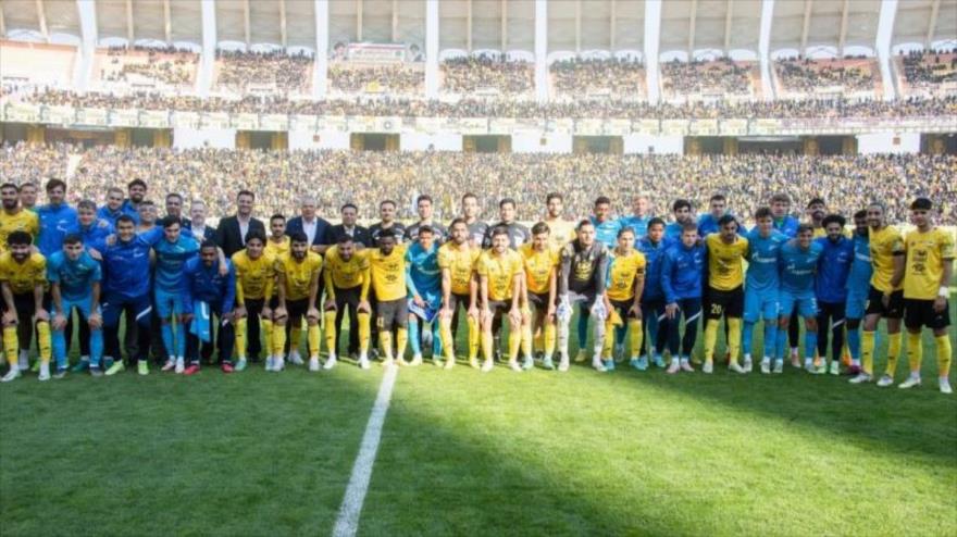 Futbolistas de Zenit de Rusia y los del Sepahan de Irán antes de un partido amistoso en Isfahán, 17 de febrero de 2023.
