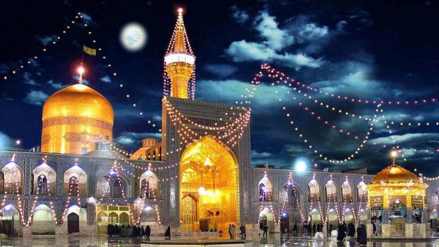 El santuario del Imam Reza (la paz sea con él), en la ciudad de Mashad (noreste de Irán), decorado con luces por fiestas religiosas musulmanas.