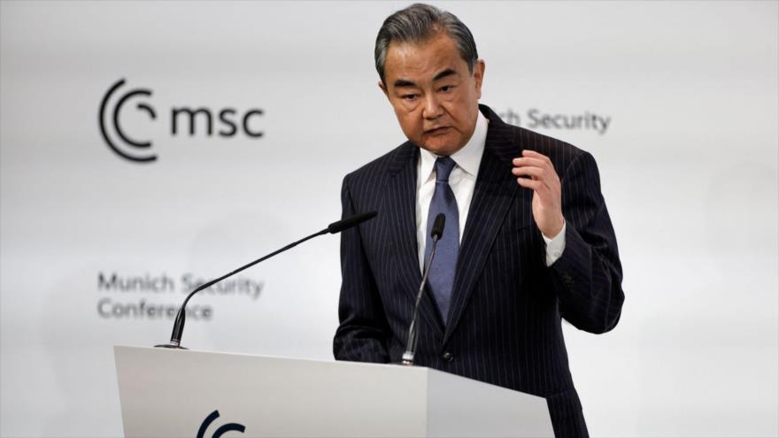 El alto diplomático chino, Wang Yi, habla durante la Conferencia de Seguridad de Múnich, Alemania, 18 de febrero de 2023. (Foto: Getty Images)