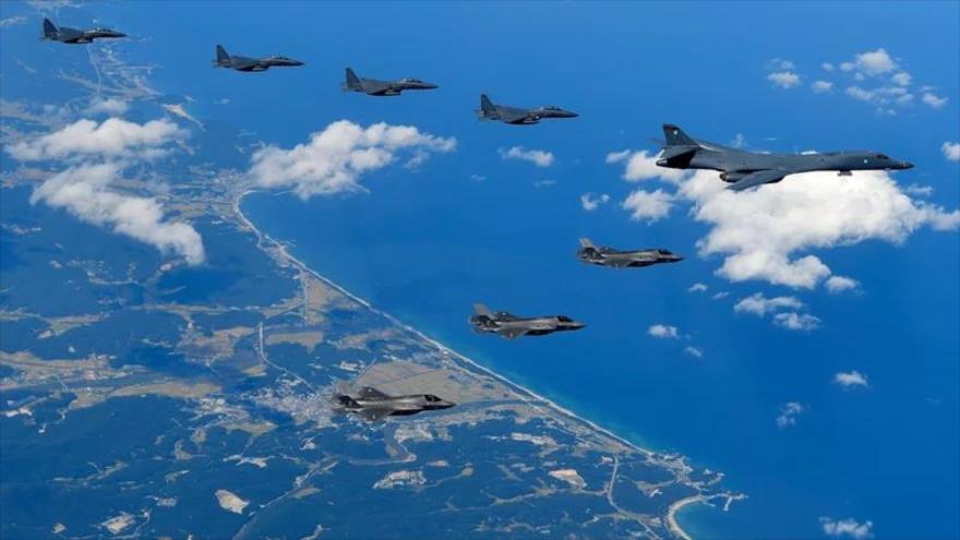 Un bombardero B-1B Lancer de la Fuerza Aérea de EE.UU. volando con los cazas F-35B y F-15K durante unas maniobras conjuntas con Corea del Sur.