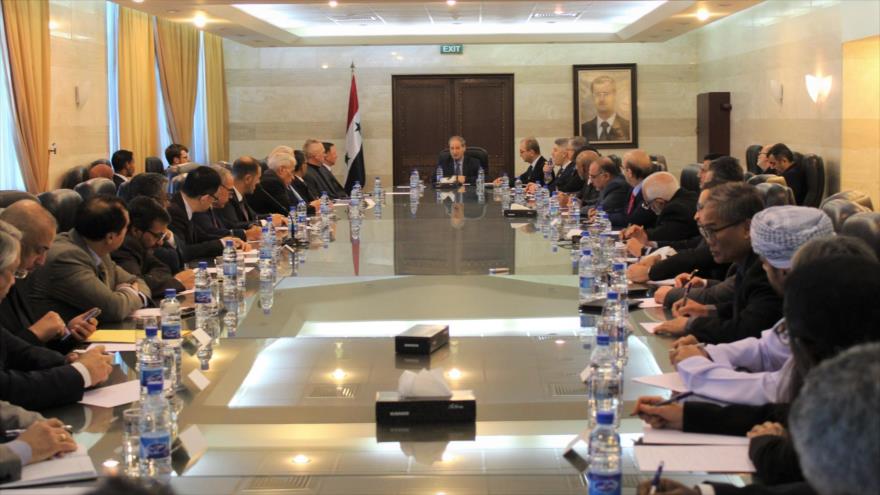 Canciller sirio, Faisal al-Miqdad, reunido con embajadores y enviados diplomáticos acreditados en Siria, 19 de febrero de 2023. (Foto: mofaex.gov.sy)
