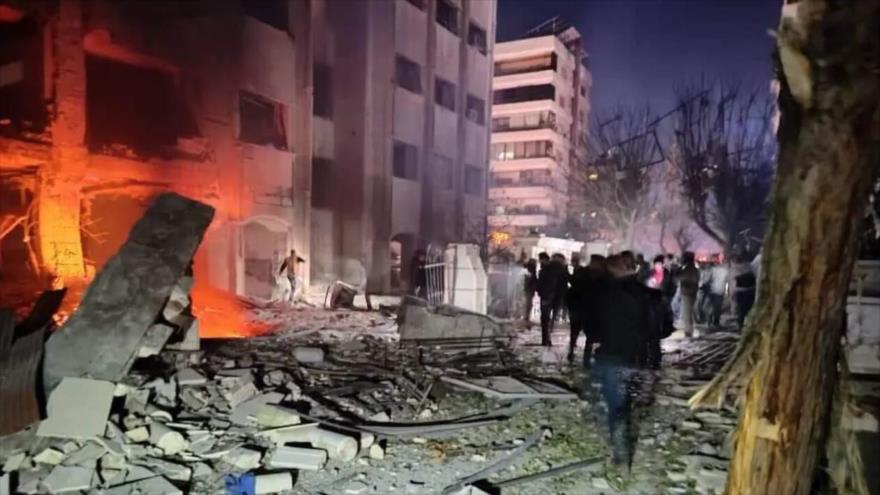 Un edificio dañado luego de un ataque con misiles israelíes contra barrios residenciales en Damasco, capital de Siria, 19 de febrero de 2023.