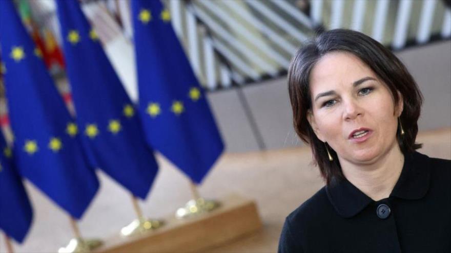 La ministra de Exteriores de Alemania, Annalena Baerbock, habla con la prensa en Bruselas, 21 de febrero de 2022. (Foto: Reuters)