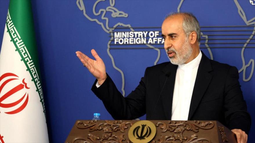 El portavoz de la Cancillería iraní, Naser Kanani, ofrece una rueda de prensa en Teherán, la capital.