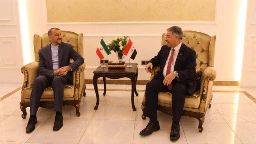 El canciller iraní, Hosein Amir Abdolahian (izda.), recibido con el vicecanciller iraquí, Hisham al-Alawi, en Bagdad, capital iraquí, 22 de febrero de 2023.