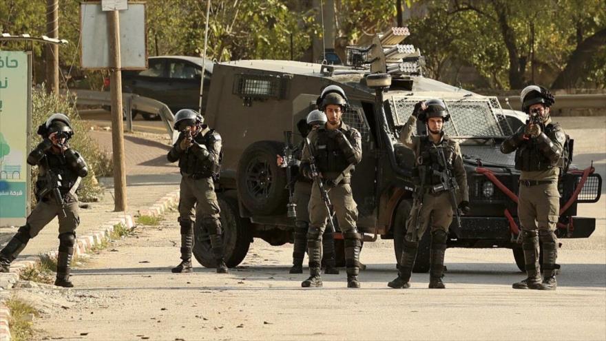 Miembros de la guardia fronteriza israelí bloquean la entrada a la aldea de Al-Lubban Al-Sharqia, al sur de Naplus, en Cisjordania. (Foto: AFP)