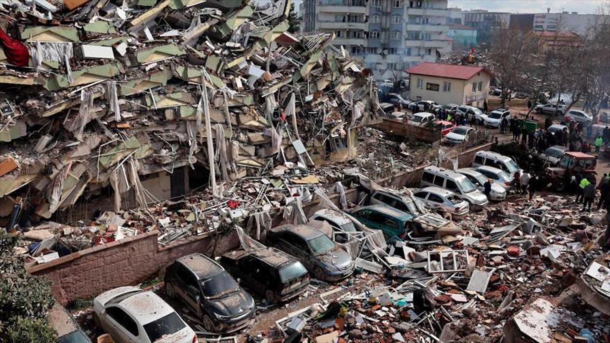 Los escombros de edificios derrumbados por el terremoto en Kahramanmaras, en el sur de Turquía, 7 de febrero de 2023. 