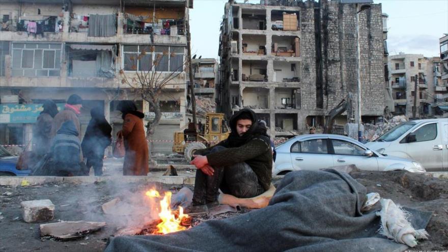 Unos sirios desplazados tras el terremoto del 6 de febrero de 2023 en el norte de Siria. (Foto: Reuters)