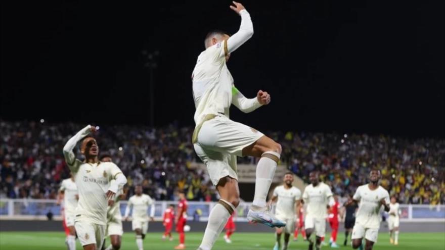 Cristiano Ronaldo celebra sus goles para Al Nassr ante el Damac, 25 de febrero de 2023.