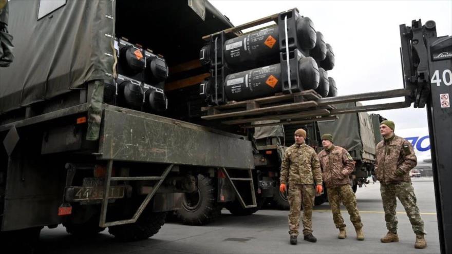 Soldados ucranianos cargan un camión con un misil antitanque FGM-148 Javelin, de fabricación estadounidense, para su entrega en Kiev, 11 de febrero de 2022. (Foto: AFP)