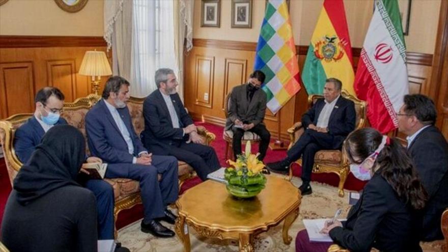 El canciller de Bolivia, Rogelio Mayta, y el vicecanciller de Irán, Ali Baqeri Kani, se reúnen en La Paz, capital boliviana, 24 de febrero de 2023.